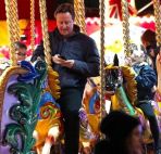 دیوید کامرون در شهربازی سوژه عکاسان شد دیوید کامرون در شهربازی سوژه عکاسان شد